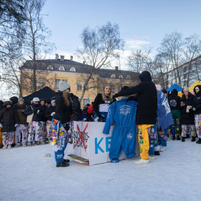 Studerande i halare åker pulka på fastlagstisdagen i Vasa. 