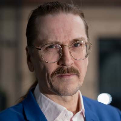 Cybersäkerhetexpert Mikko Hyppönen har mustasch och glasögon.
