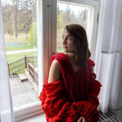 Artisiti Iisa Pajula katselee ulos ikkunasta Puotilan kartenossa helsingissä