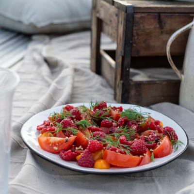 Tomater och hallon med rostat bovete