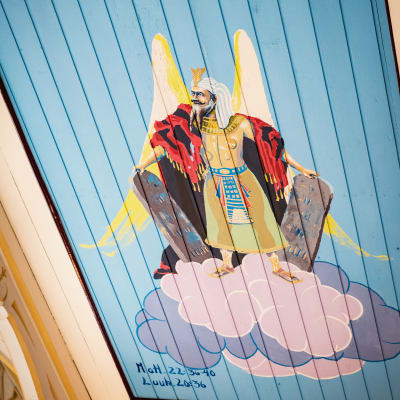 Kirkasvärinen ja siivekäs Mooses maalattuna kirkon kattoon.