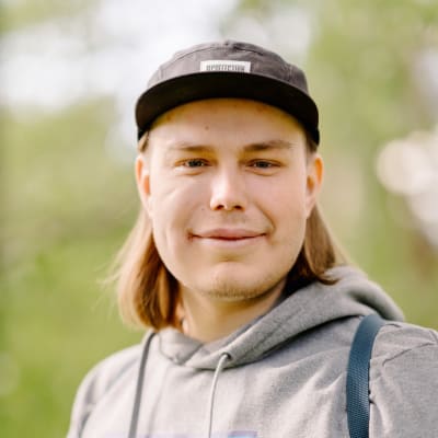 Jami Haavisto seisoo ulkona.