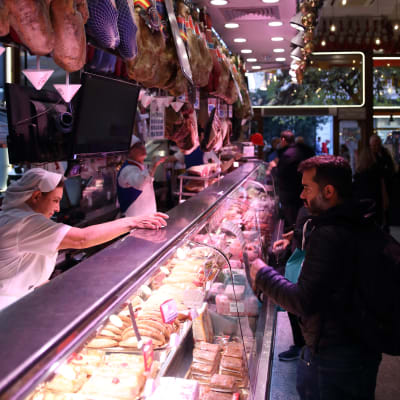Museo de Jamón eli kinkkumuseot ovat perinteinen lihakauppaketju, joissa voi ostaa liha- ja juustotuotteita tuoretiskeiltä sekä syödä lounasta. Kuvassa Madridin vanhan kaupungin Museo Jamón, Calle Mayor 7, Plaza Mayor, Madrid.