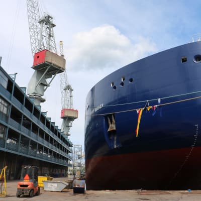 Isbrytare på docka på Sandvikens skeppsvarv