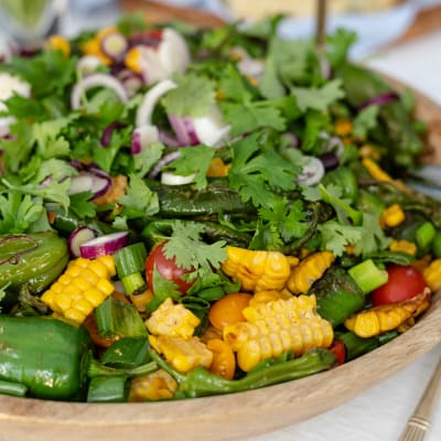 Pimientos de Padron sallad med majs och koriander