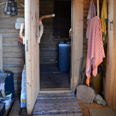 Eräkämpän pienenpieni saunatupa on tarjoaa mahtavat puitteet ympäri vuoden nauttia viimeisten selkosten kiireettömyydestä ja puhtaasta vedestä.