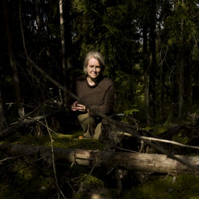 Biologi, filosofian tohtori Hanna Tuovila sienimetsässä.