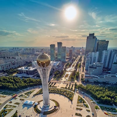 Stadsvy av staden Astana i Kazakstan. I mitten på bilden Bayterek-tornet.