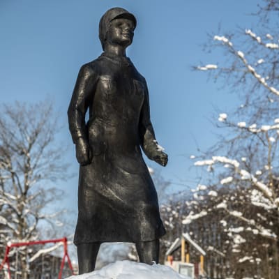 Lotta Swärd patsas lumisessa maisemassa.
