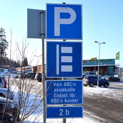 Trafikmärke för parkering vid ABC i Gammelby i Lovisa