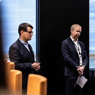 Bruno Melles, global direktör för Hitachis transformatorverksamhet och Matti Vaattovaara, vd på Hitachi Energy i Finland