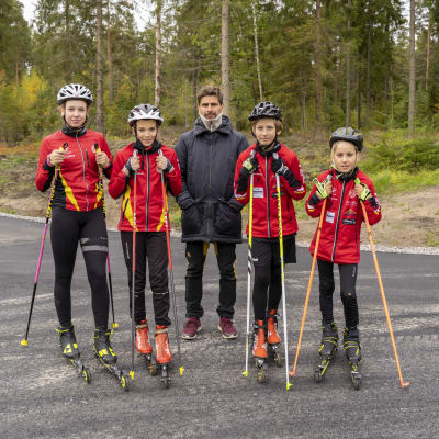 Rullskidåkare i svartrödgula kläder.