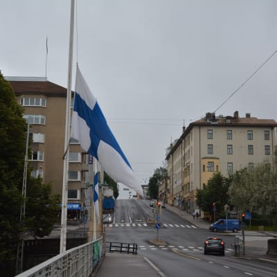 Flaggor på halvstång på Aurabron i Åbo.