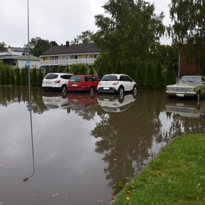 Översvämmad parkeringsplats i Karis.