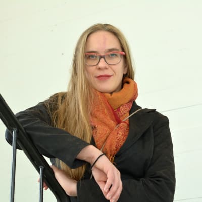 Nana Blomqvist i en trappa