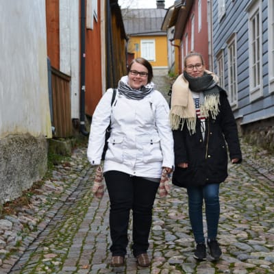 Janita Nuutilainen och Noora Vanhala promenerar i gamla stan i Borgå