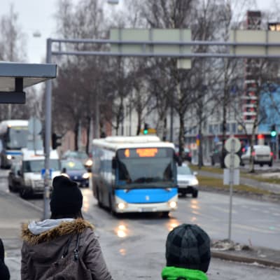 Buss på väg att svänga in på busshållplatsen vid torget i Vasa.