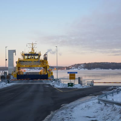 Hybridfärjan Elektra ligger vid Lillmälö färjfäste på vintern
