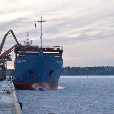 Frakrfartyg vid Ingå hamn.