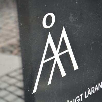 Åbo Akademis logotyp på i en dörr.