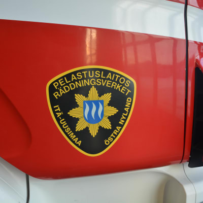 Östra Nylands räddningsverk logo på brandbilsdörr