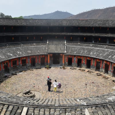 Meizhou bebos av en folkgrupp som heter hakka. En del hakkabyar består av enbart en byggnad som är konstruerat som ett fort, här som en cirkel.