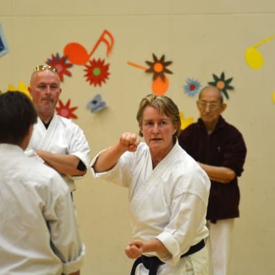 Marie Kellett instruerar människor i karate i Vörå.