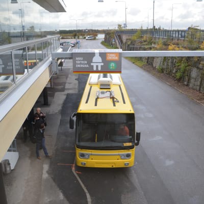 Splithterny elbuss vid Åbo flygplats.