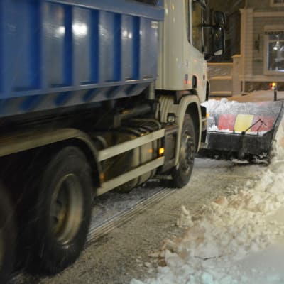 Plogbil plogar snö.
