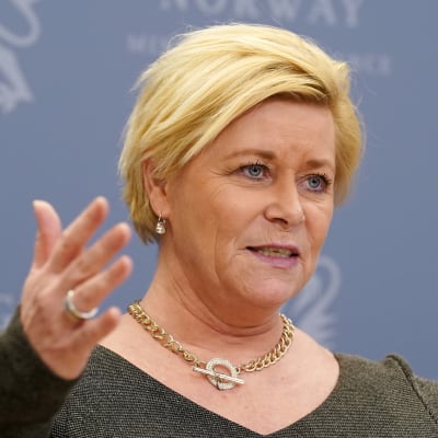 Den norska finansministern Siv Jensen håller presskonferans 