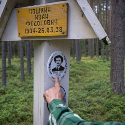 Kalle Lahtis bild finns på en minnesplatta i Krasnyi bor, en av avrättningsplatserna 1937-38.