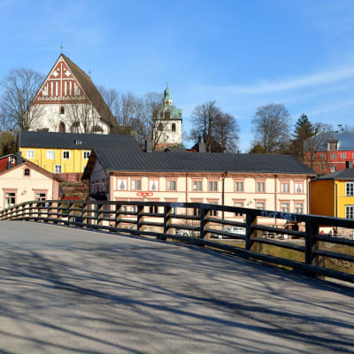Gamla stan och Borgå domkyrka sedda från Gamla bron.