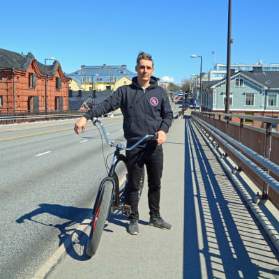 Patrik Björkman med sin cykel på Mannerheimgatans bro.