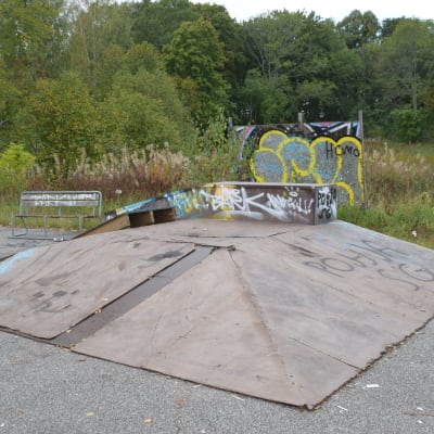 En del att skejta på i Pojo skejtpark.