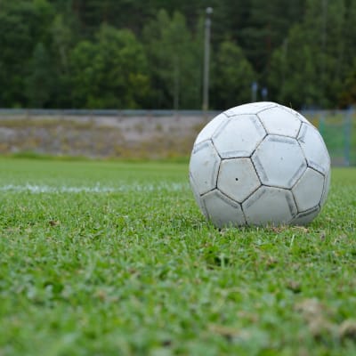 Fotboll på gräsplan.