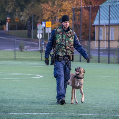 Polis och polishund på sportplan