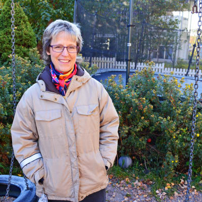 Fosterförälder Bettina Westergård vid sitt hem i Esbo