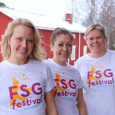 Tre kvinnor står på rad. Alla tre har en t-skjorta med texten FSG-festival Närpes 2020. 