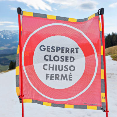 En skylt med texten "Gesperrt, closed, chiuso, fermé.