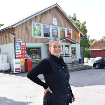 Ragna-Lise Karlsson framför sin bybutik SkafferiETT i Bromarf. 