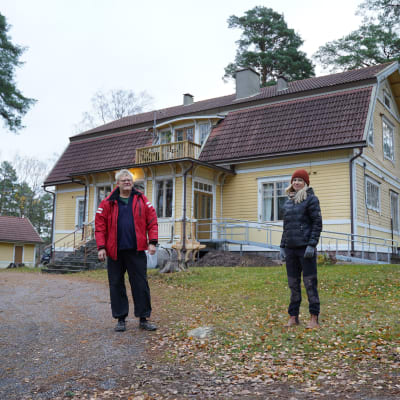 Göran Karlsson och Emma Friman står utanför Furutorp.