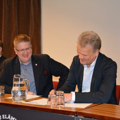 Tuomas Haanpää (Tutos styrelseordförande) och Matti Perkonoja (TPS styrelseordförande) undertecknar samarbetsavtal