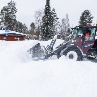 Lunta aurataan Kajaanissa Soidinkadulla.