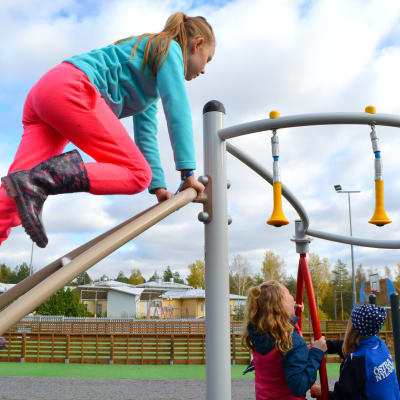 Skolbarn på näridrottsplatsen i Forsby i Lovisa