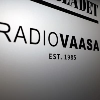 Radio Vaasa teksti ovessa.