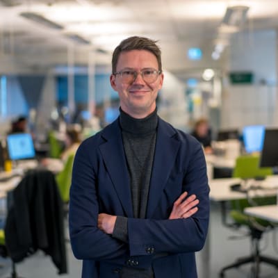 Journalisten Magnus Swanljung på Svenska Yles nyhetsredaktion.