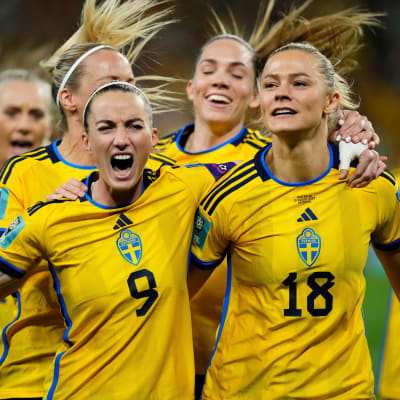 Fridolina Rolfö och Kosovare Asllani firar mål i VM.