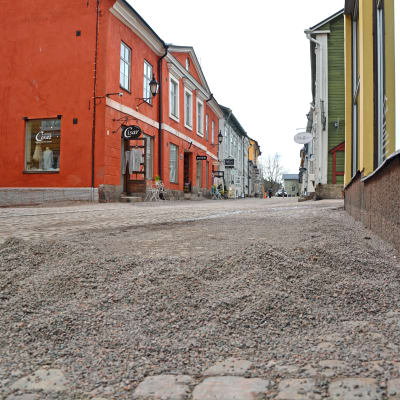 Hög med grus på en gata.