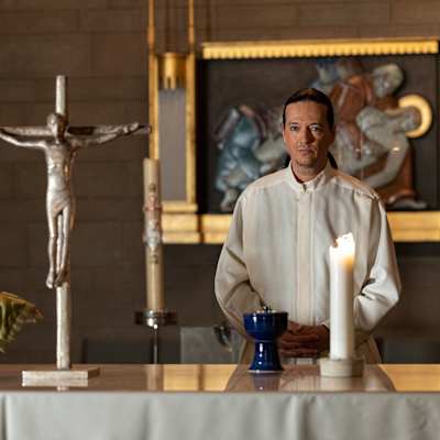 Jyrki Linnankivi kirkossa papin kaavussa. 