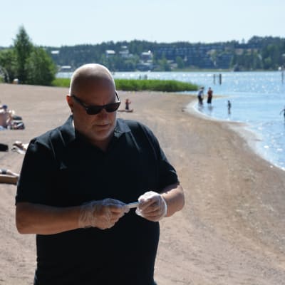 Thommy Hellberg granskar ett snabbtest.